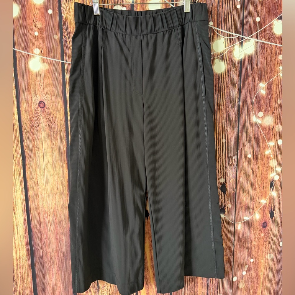 Marc Cain Sports WEDI Wide Fit Plissé Cropped Pants Size N5 Black